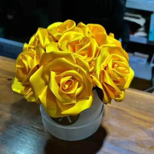 caja pote white lite con rosas de raso amarillas 